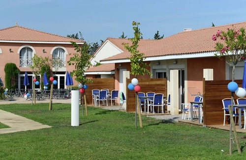 Salleles-d'Aude Villa | Cozy holiday home with terrace surrounded by vineyards