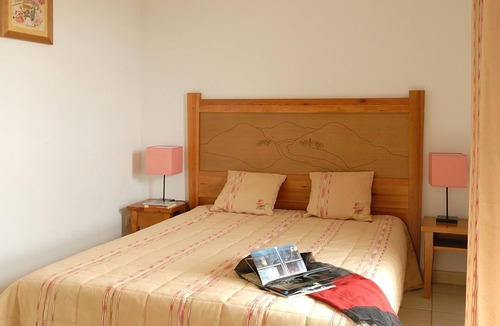 Trebas House | Cozy Holiday Home in Trébas with Sauna