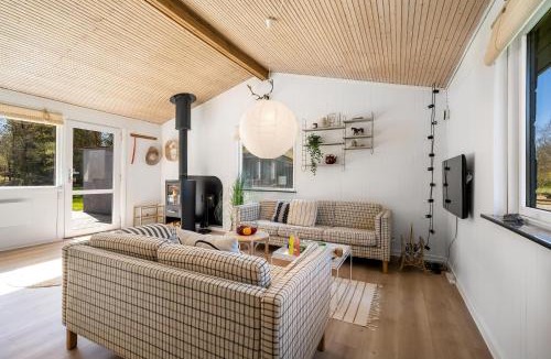 Amtoft House | Cozy Holiday Home 350 Meters From The Water In Amtoft