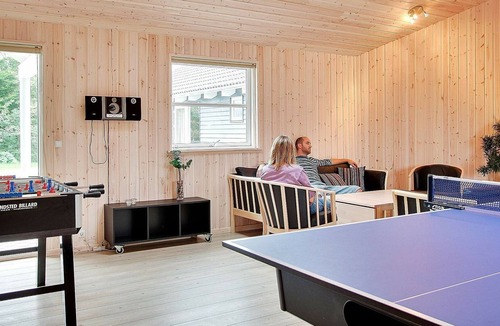 Holloselund House | Cozy Holiday Home in Tisvilde with Swimming Pool