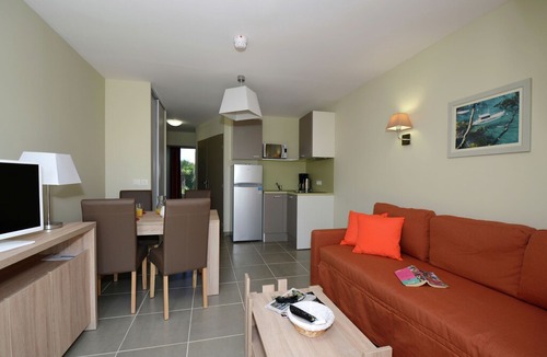 Salleles-d'Aude Villa | Cozy holiday home with terrace surrounded by vineyards