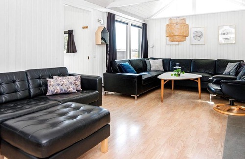 Sønderstrand House | Cozy Holiday Home in R m with Swimming Pool