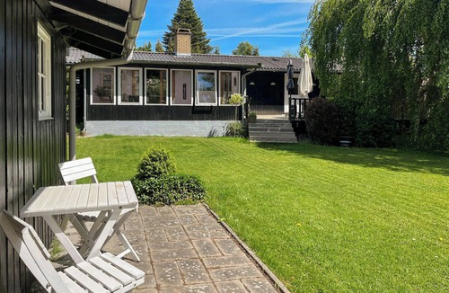 Smidstrup Strand House | Cozy Holiday Home with garden near the coast