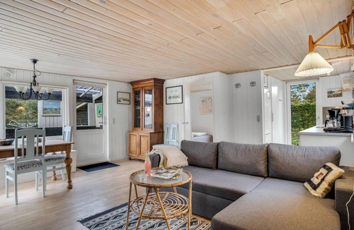 Logstor House | Cozy holiday home with terrace and wood-burning stove close to the water.