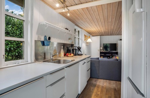 Logstor House | Cozy holiday home with terrace and wood-burning stove close to the water.