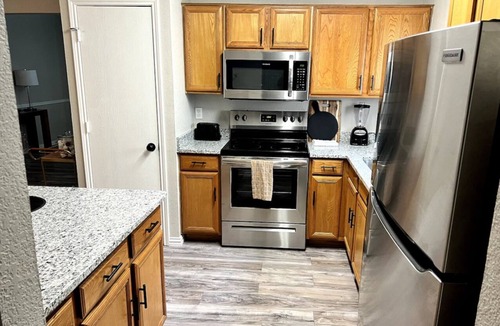 South Arlington House | Cozy Hollyberry! With backyard getaway!