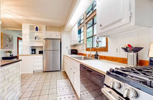 Slaughter Creek Acres House | Cozy Home 3BD&2BA~Sleeps 10~Pet
