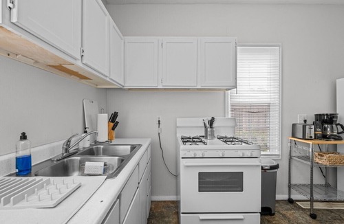 Moline House | Cozy Home 5min to Downtown Moline & Fully Fenced