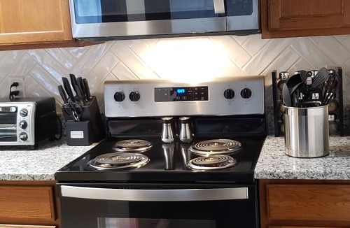 Richmond Condo | Cozy Home Away From Home