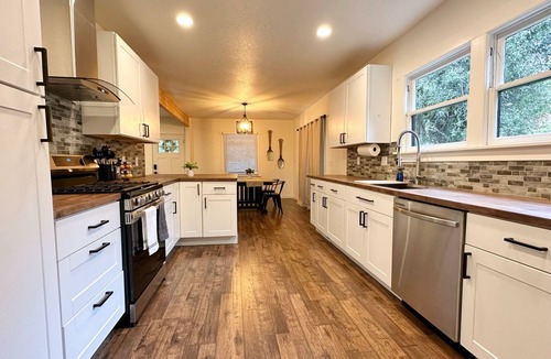 McLoughlin House | Cozy Home Away from Home