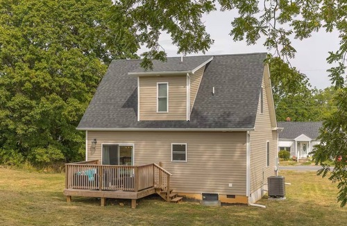 Shenandoah House | Cozy Home Between Shenandoah Natl Park & JMU - 5 Star Reviews!