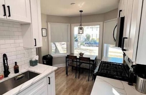 Des Plaines House | Cozy Home by O'Hare + EV Plug