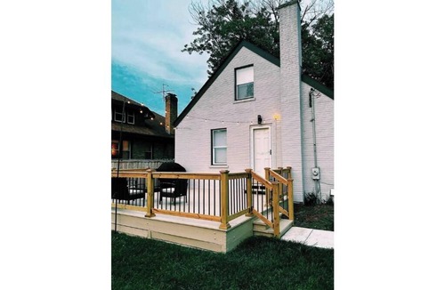 Des Plaines House | Cozy Home by O'Hare + EV Plug