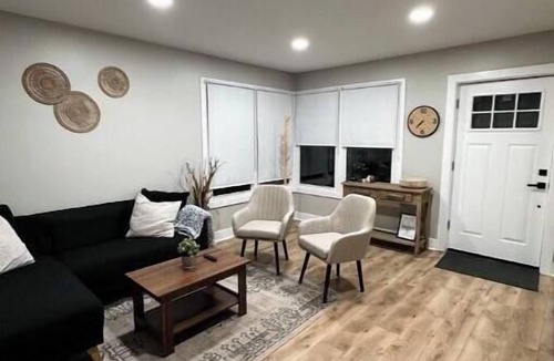 Des Plaines House | Cozy Home by O'Hare + EV Plug