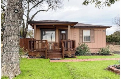 San Marcos House | Cozy home conveniently located and backs up to greenspace. Dog-Friendly!