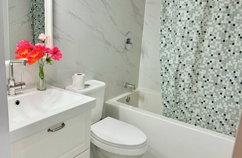 Islington - City Centre West House | Cozy Home | Fast WiFi, Workspace | Minutes to Lakeshore , Airport & Movies