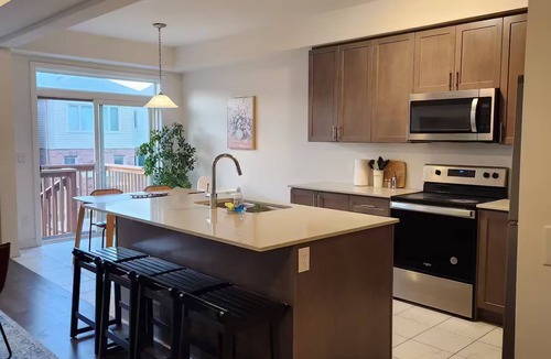 Kitchener House | Cozy Home for 10 people! 3.5 bathrooms!
