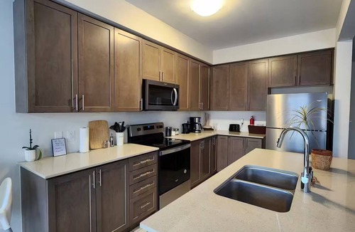 Kitchener House | Cozy Home for 10 people! 3.5 bathrooms!
