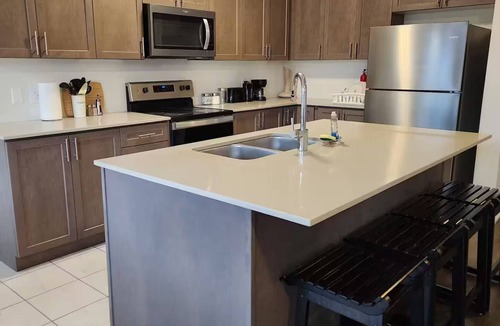 Kitchener House | Cozy Home for 10 people! 3.5 bathrooms!