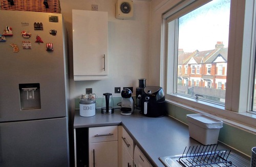 White City Apartment | COZY HOME!