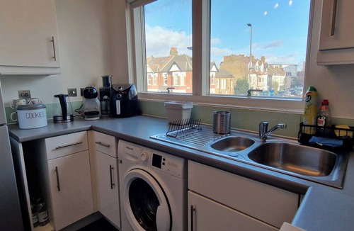 White City Apartment | COZY HOME!