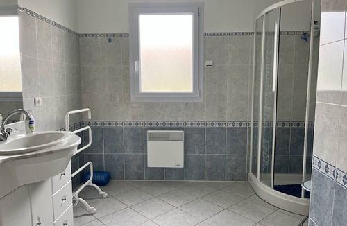LʼAiguillon-sur-Mer House | Cozy Home in Tranquil Area, Near Beach & Shops, L'Aiguillon sur Mer