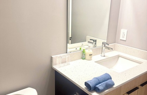 London Condo | Cozy home in a stylish Modern Townhouse with private washroom - 3 bed 3 bath