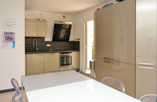 Aigues-Mortes House | Cozy home in Aigues-Mortes with kitchen