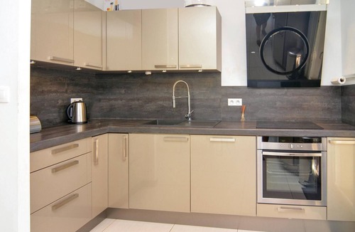 Aigues-Mortes House | Cozy home in Aigues-Mortes with kitchen