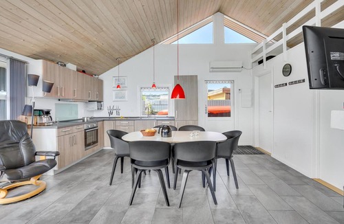 Bjert House | Cozy home in Bjert with kitchen