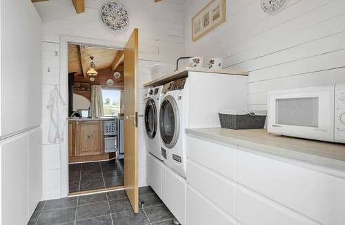 Skastrup Strand House | Cozy home in Bogense with WiFi