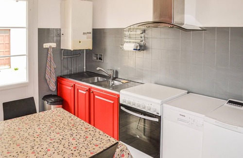 Coutras House | Cozy home in Coutras with kitchen