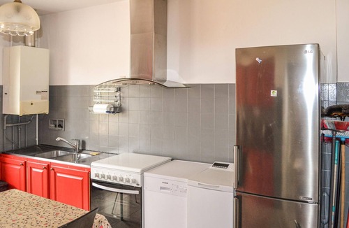 Coutras House | Cozy home in Coutras with kitchen