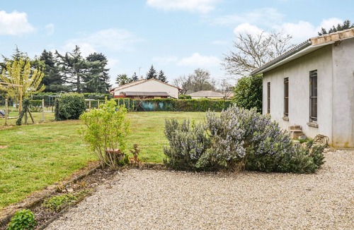 Coutras House | Cozy home in Coutras with kitchen