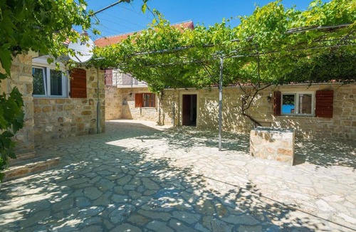 Benkovac House | Cozy home in Donje Ceranje with WiFi