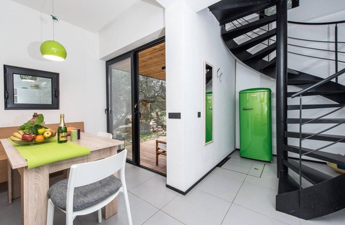 Dragove House | Cozy home in Dragove with house sea view