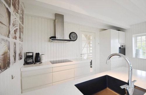Handrup Strand House | Cozy home in Ebeltoft with house sea view