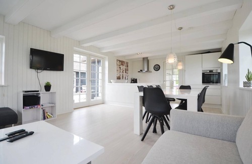 Handrup Strand House | Cozy home in Ebeltoft with house sea view