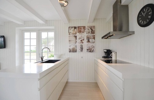 Handrup Strand House | Cozy home in Ebeltoft with house sea view