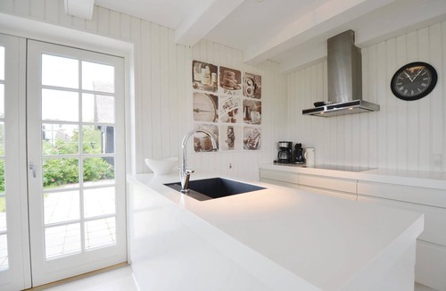 Handrup Strand House | Cozy home in Ebeltoft with house sea view