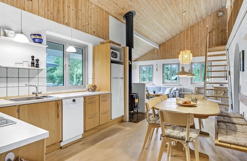Øer Strand House | Cozy home in Ebeltoft with kitchen