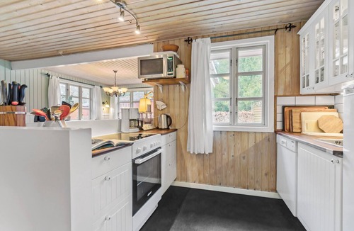 Øer Strand House | Cozy home in Ebeltoft with kitchen