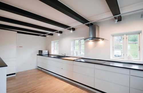 Vibæk Strand House | Cozy home in Ebeltoft with kitchen