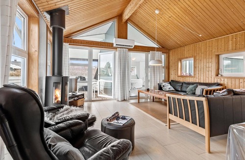 Lyngsbæk Strand House | Cozy home in Ebeltoft with sauna