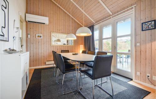 Handrup Strand House | Cozy Home In Ebeltoft With Kitchen