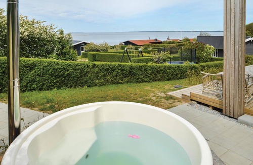 Hvalpsund House | Cozy home in Farsø with kitchen