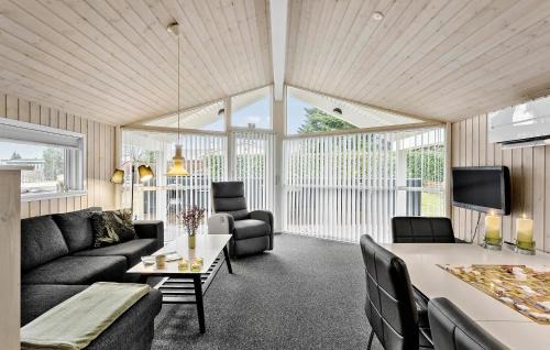 Frørup House | Cozy Home In Frørup With Kitchen