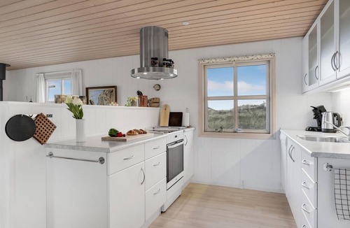 Lild Strand House | Cozy home in Frøstrup with WiFi
