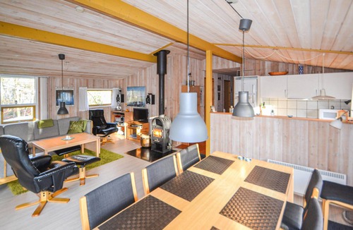 Fjellerup Strand House | Cozy home in Glesborg with sauna