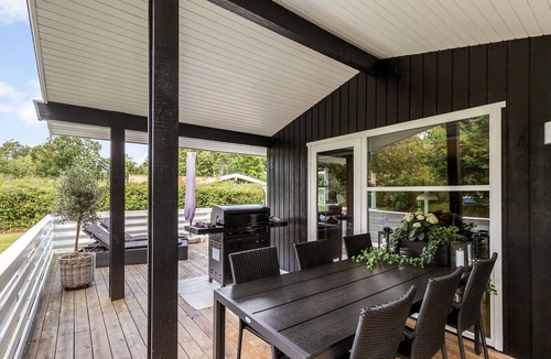 Fjellerup Strand House | Cozy home in Glesborg with WiFi